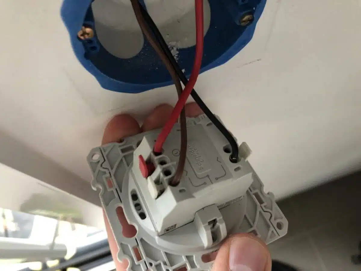 Comment brancher un interrupteur pour volet roulant électrique en 3 étapes simples