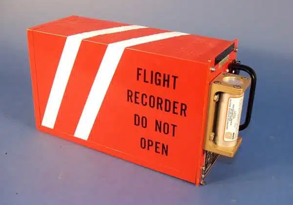 La couleur insolite des boîtes noires des avions