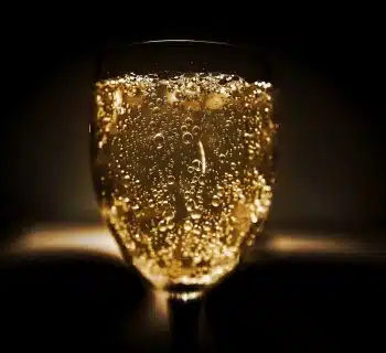 Pourquoi le champagne était une boisson dénigrée au Moyen-Âge ? question insolite