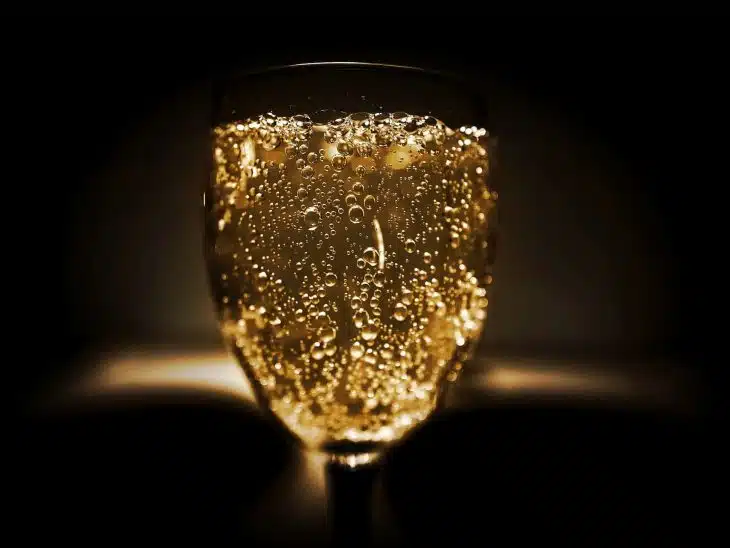 Pourquoi le champagne était une boisson dénigrée au Moyen-Âge ? question insolite