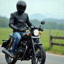 Jeune homme en moto devant un paysage campagnard