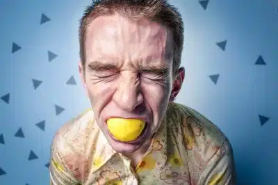 Le citron blanchit les dents idée insolite fausse