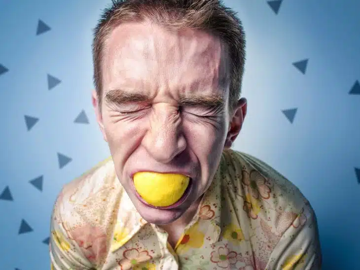 Le citron blanchit les dents idée insolite fausse