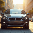 Peugeot 308 2015 stationnée en ville en plein jour