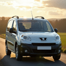 Voiture Peugeot Partner Tepee en campagne en journée